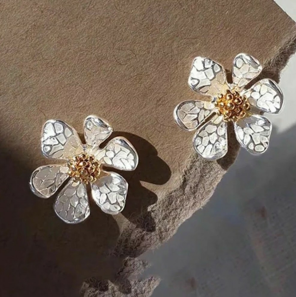 Dainty .925 Sterling Silver Flower Stud Earrings 1.2 cm Round; NWOT